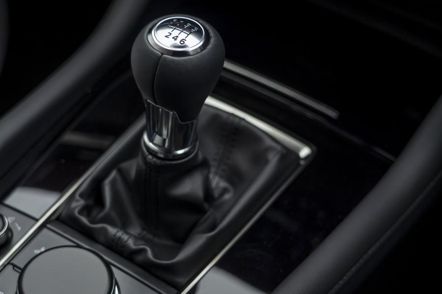 Детали интерьера Mazda3 Skyactiv-X AWD Hatchback (BP) 2019 года  (UK) (фото 12 из 42)